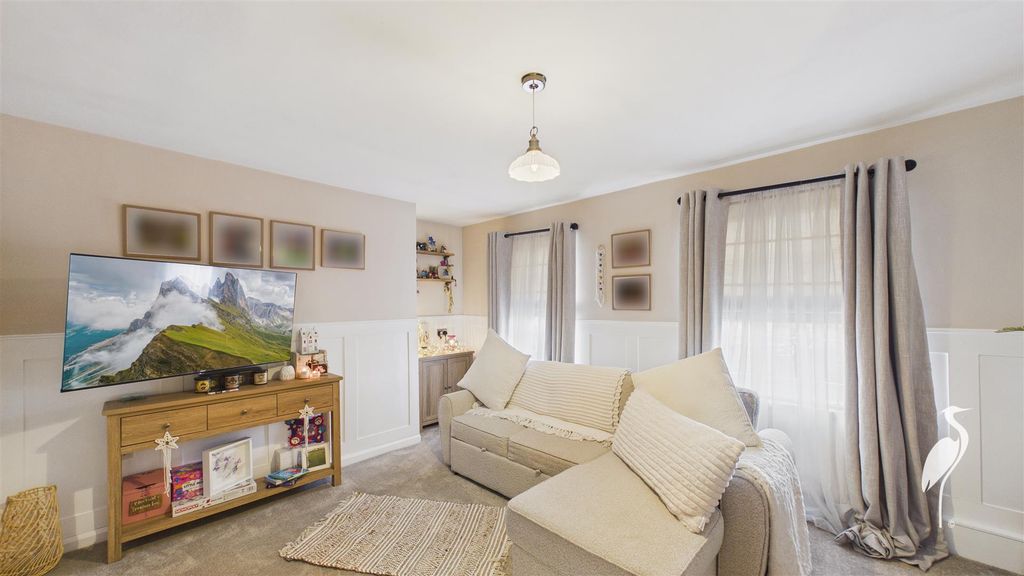 Property photo 3 of 15 Lounge