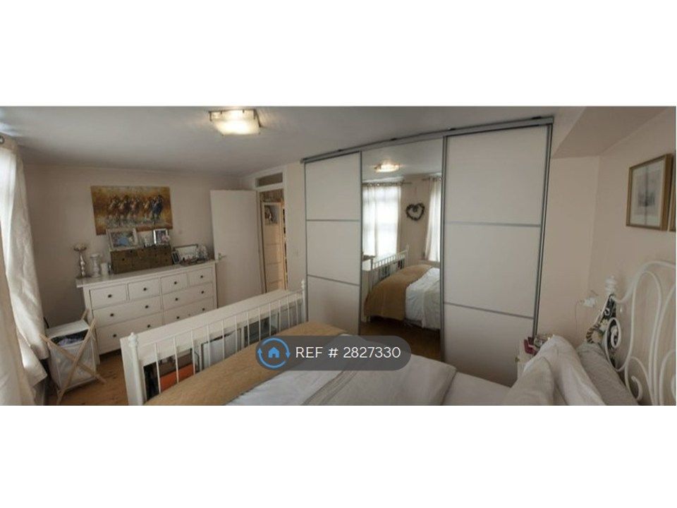 Property photo 1 of 7 Bedroom With Sliding Dorr Wadrope