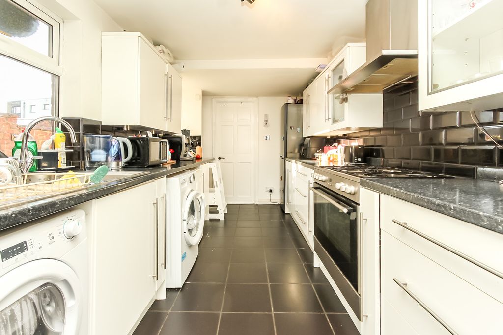 Property photo 3 of 11 Kitchen