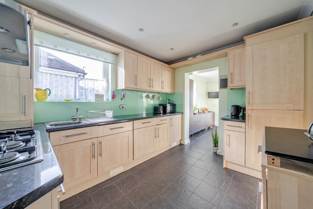 Property photo 3 of 17 1448835-15-69E8Fd...