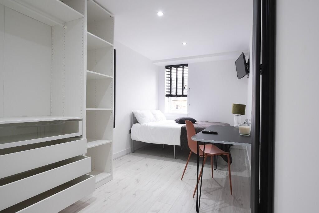 Property photo 3 of 13 A Bright, Neatly Presented Single Bedroom Featurin...