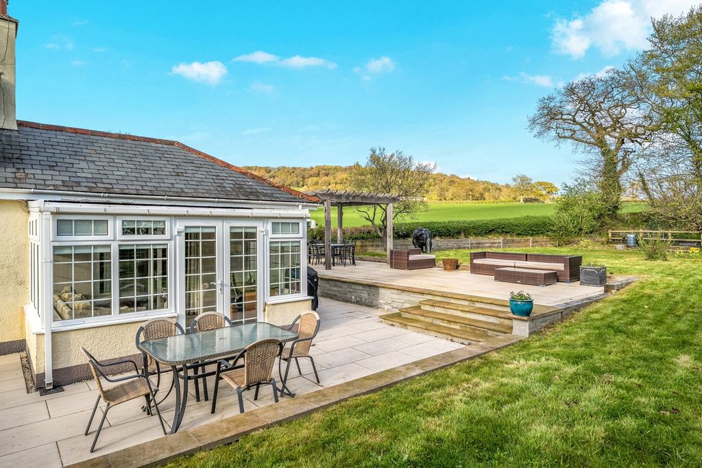 Property photo 2 of 32 Garden