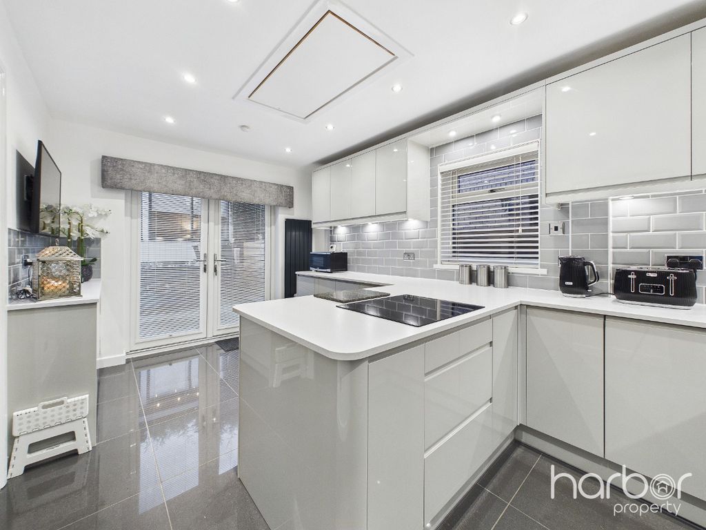 Property photo 3 of 33 4951057