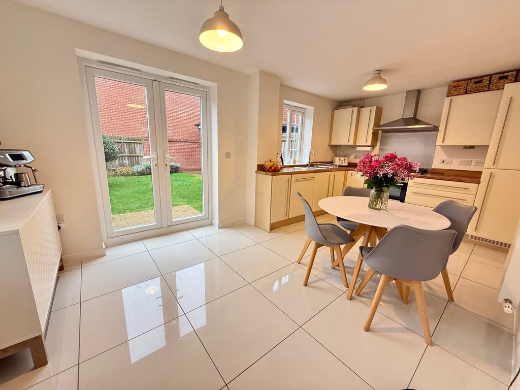 Property photo 3 of 12 Kitchen