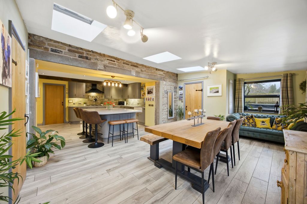 Property photo 2 of 35