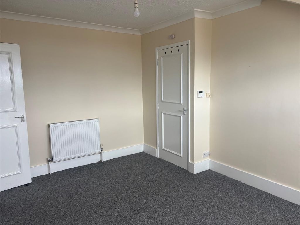 Property photo 3 of 7 Bed 2.Jpg