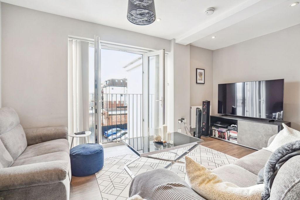 Property photo 2 of 12 Lounge