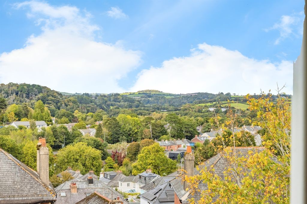 Property photo 2 of 34