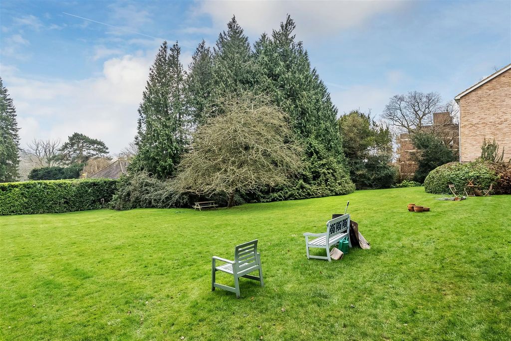 Property photo 2 of 19 6-East-Hill-Court-18.Jpg