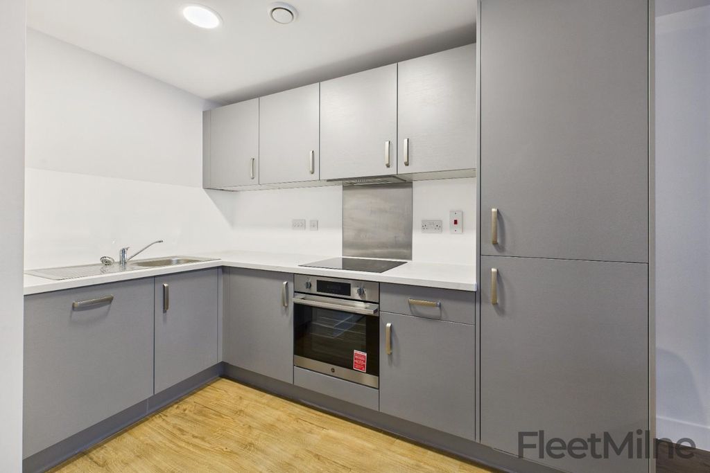 Property photo 3 of 17 Kitchen