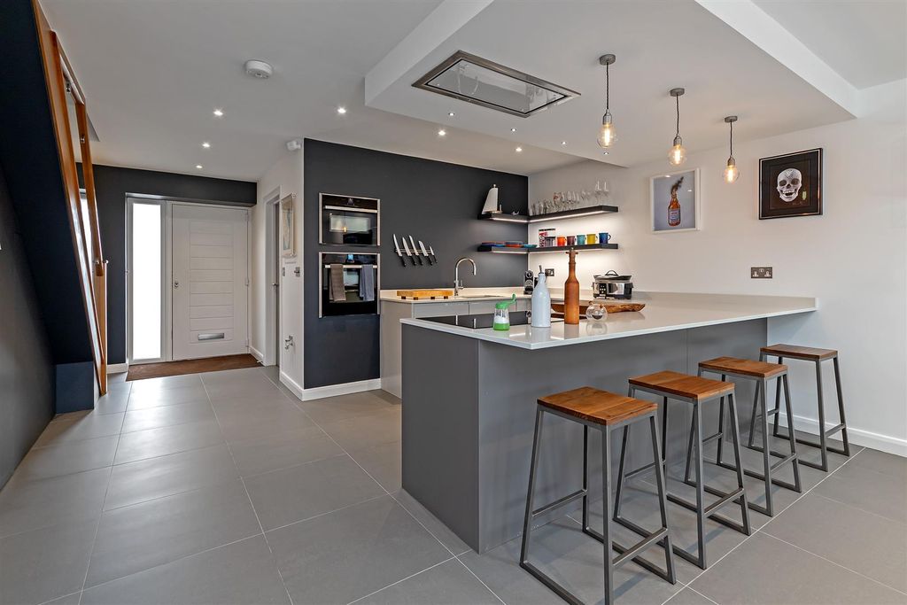 Property photo 3 of 28 27Gladeside-16.Jpg