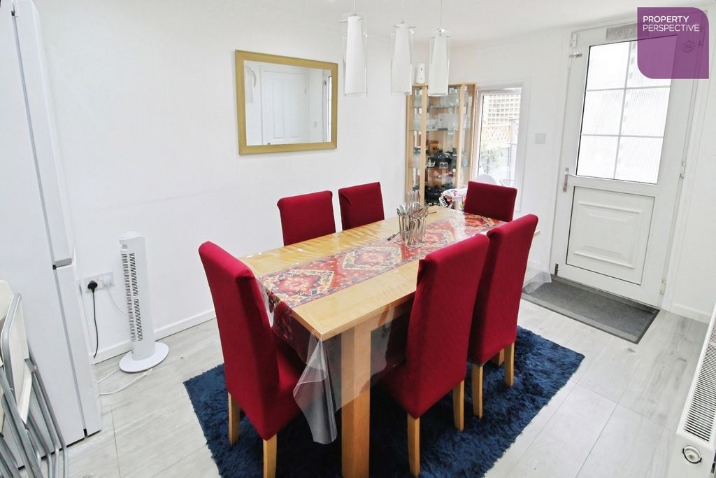 Property photo 3 of 9 Pbox-Dining_Room-334535.Jpg