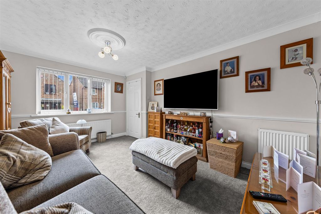 Property photo 3 of 32 Living Room