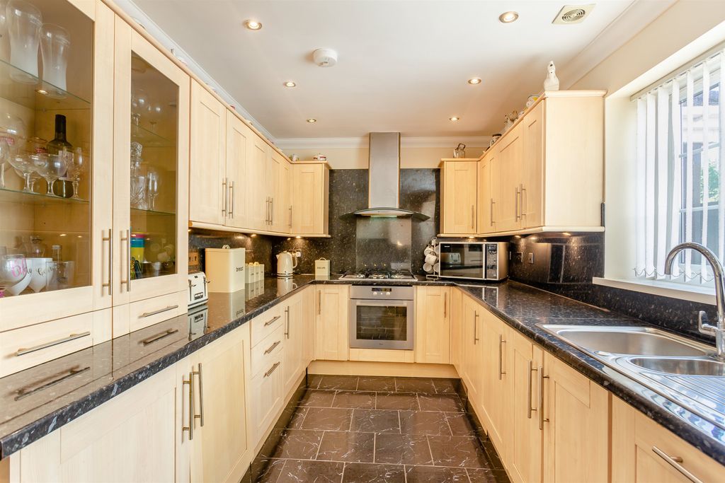 Property photo 2 of 34