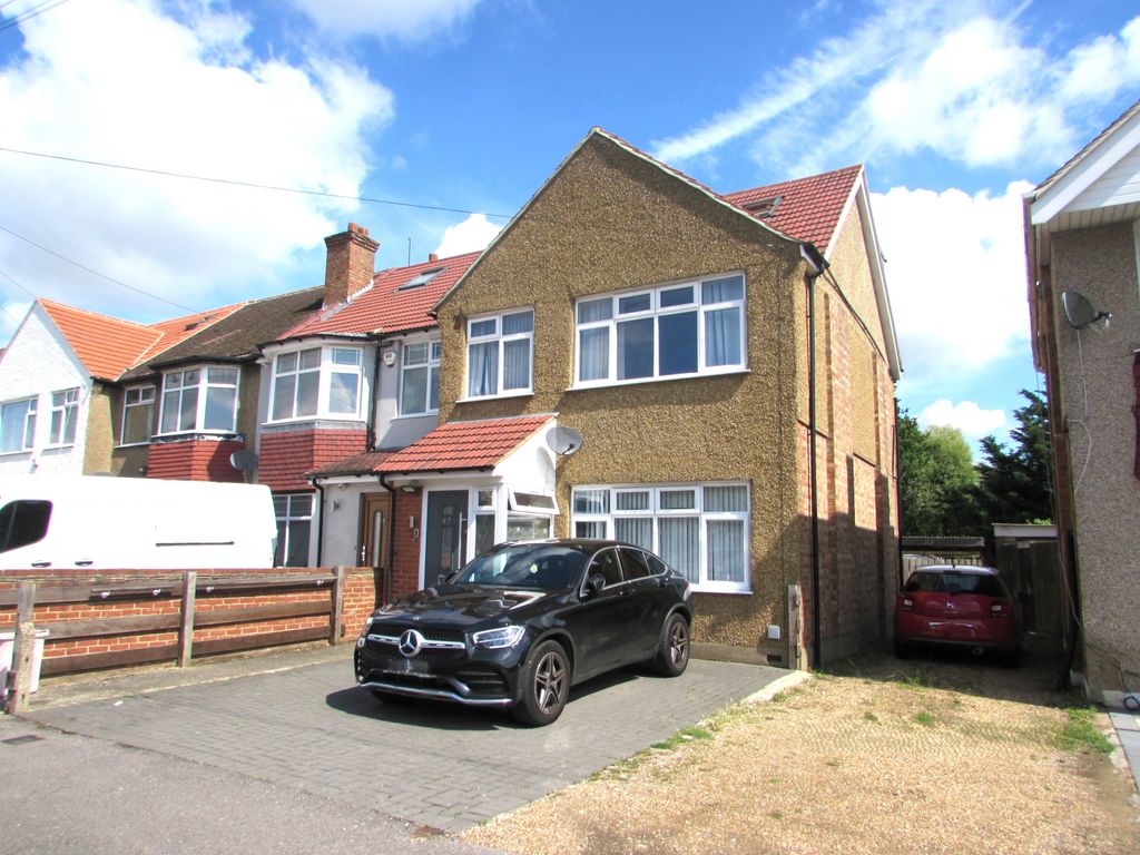 Property photo 1 of 14 Granville Road, Uxbridge, Middlesex, Ub10