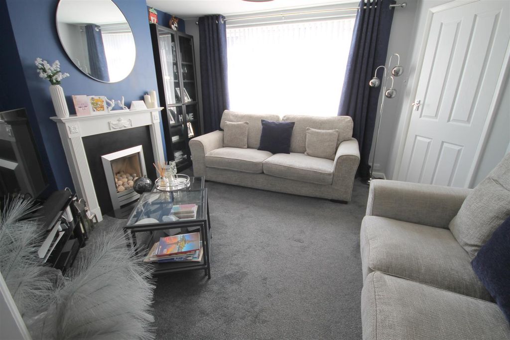 Property photo 2 of 21 Wr Lounge iv.Jpg