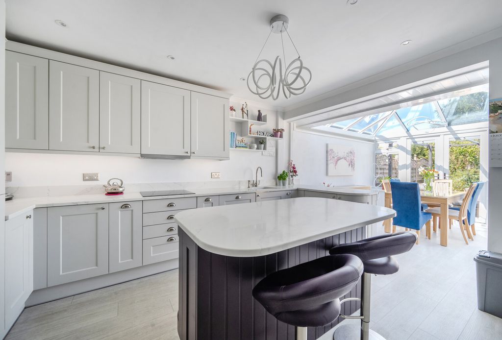 Property photo 3 of 19 Kitchen