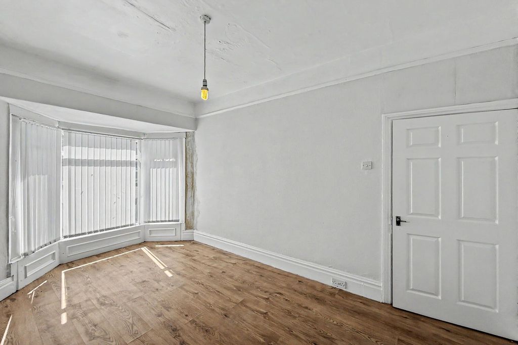 Property photo 2 of 7 Cornwall Street - Bedroom 1