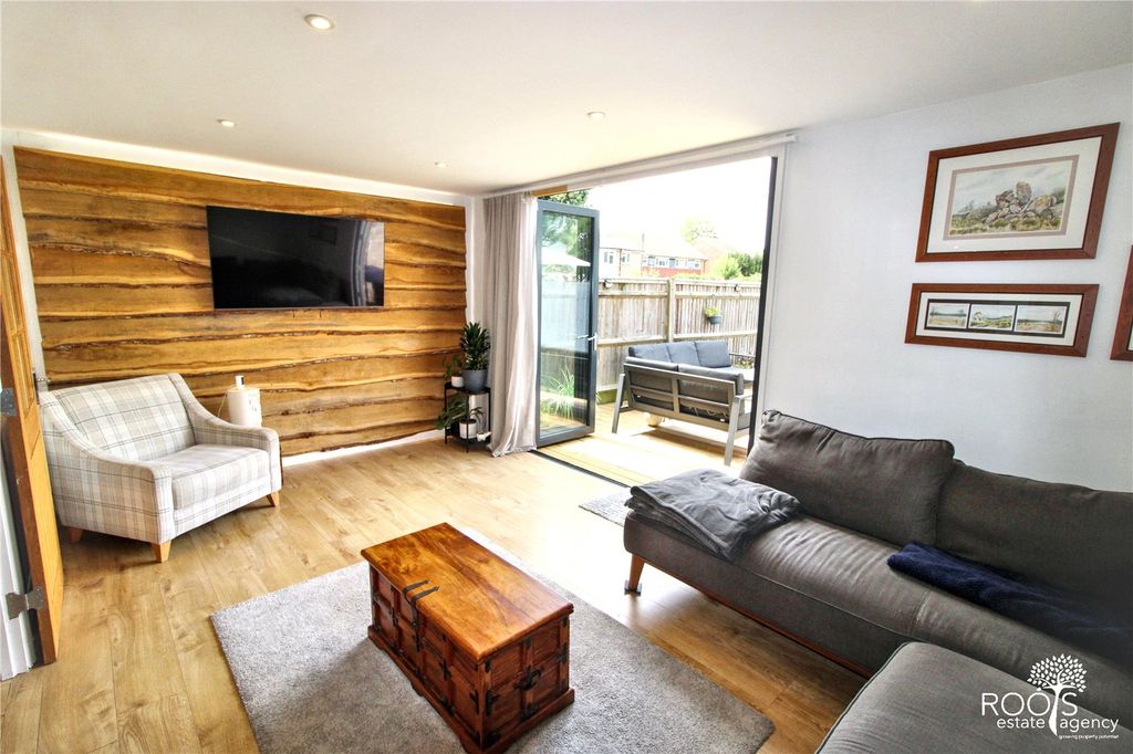 Property photo 3 of 15 Lounge
