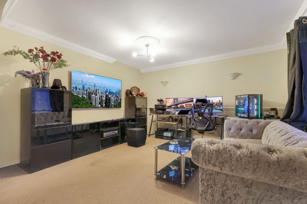 Property photo 3 of 15 4911985