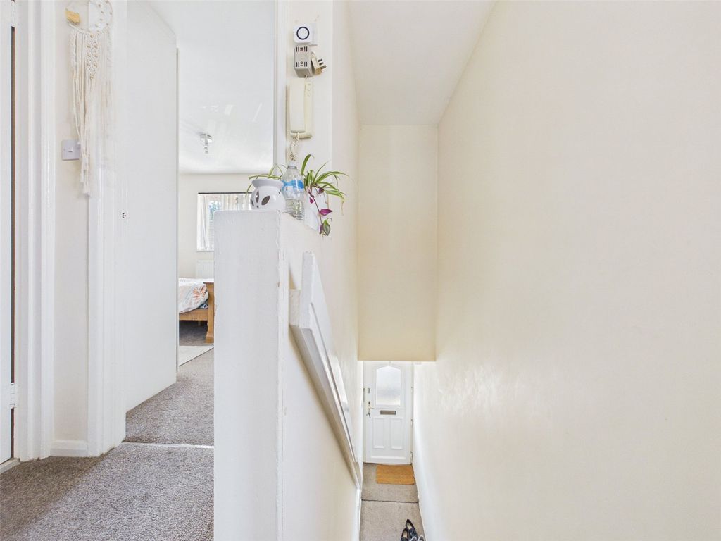 Property photo 2 of 8 Entrance Hall
