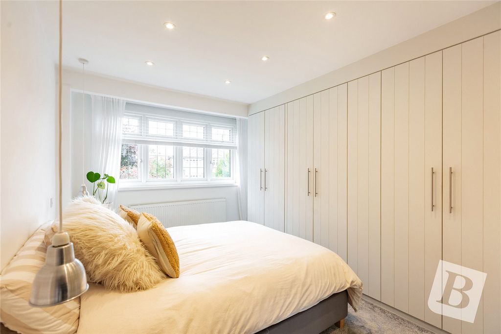 Property photo 2 of 18 Bedroom