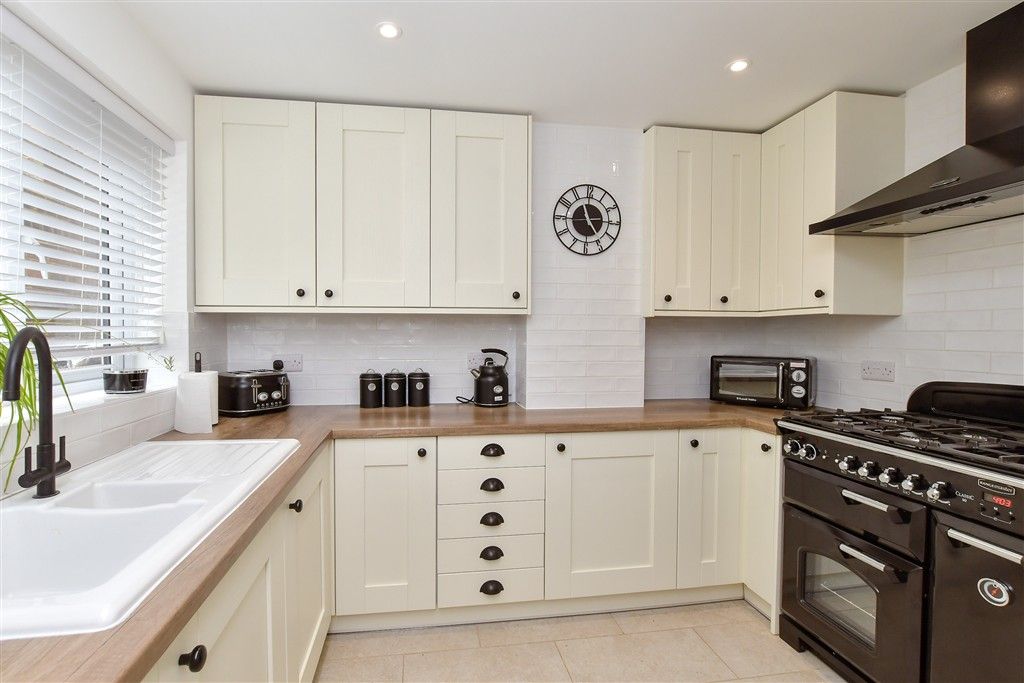 Property photo 3 of 13 Kitchen