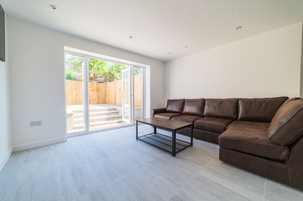 Property photo 1 of 18 Call 02920 668585 To Secure Your Viewing _4