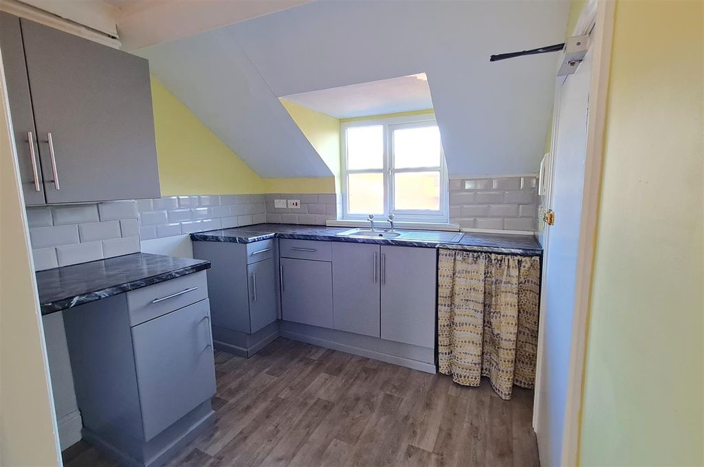 Property photo 2 of 10 Kitchen