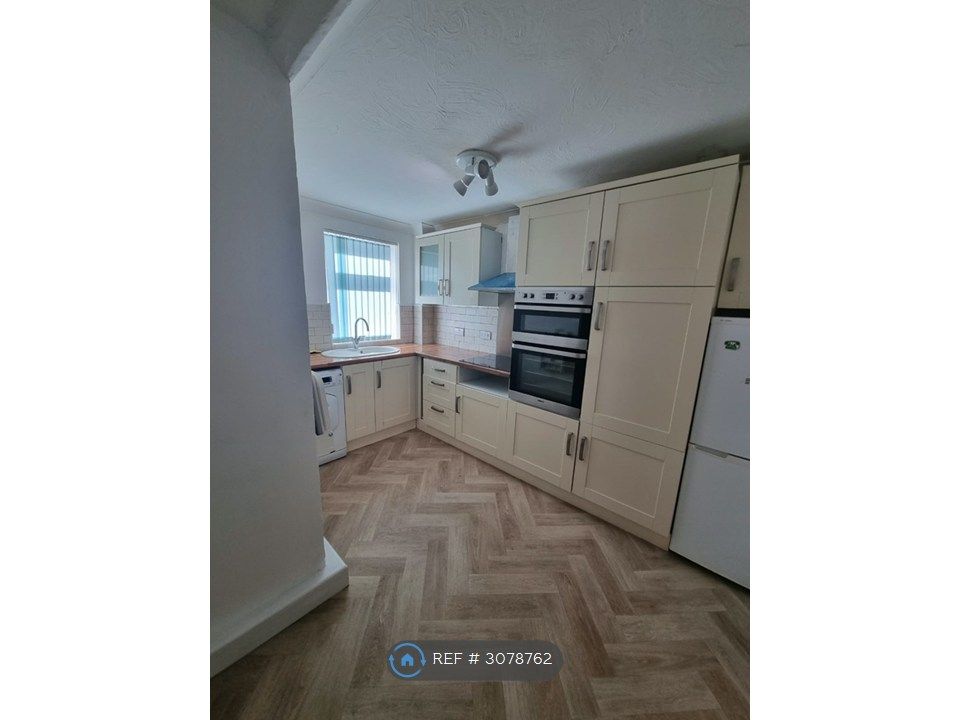 Property photo 1 of 5 Fully Fitted Kitchen
