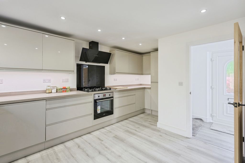 Property photo 3 of 18 Pbox-Img.Jpg