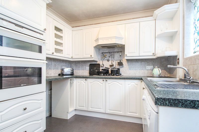 Property photo 3 of 17 Kitchen