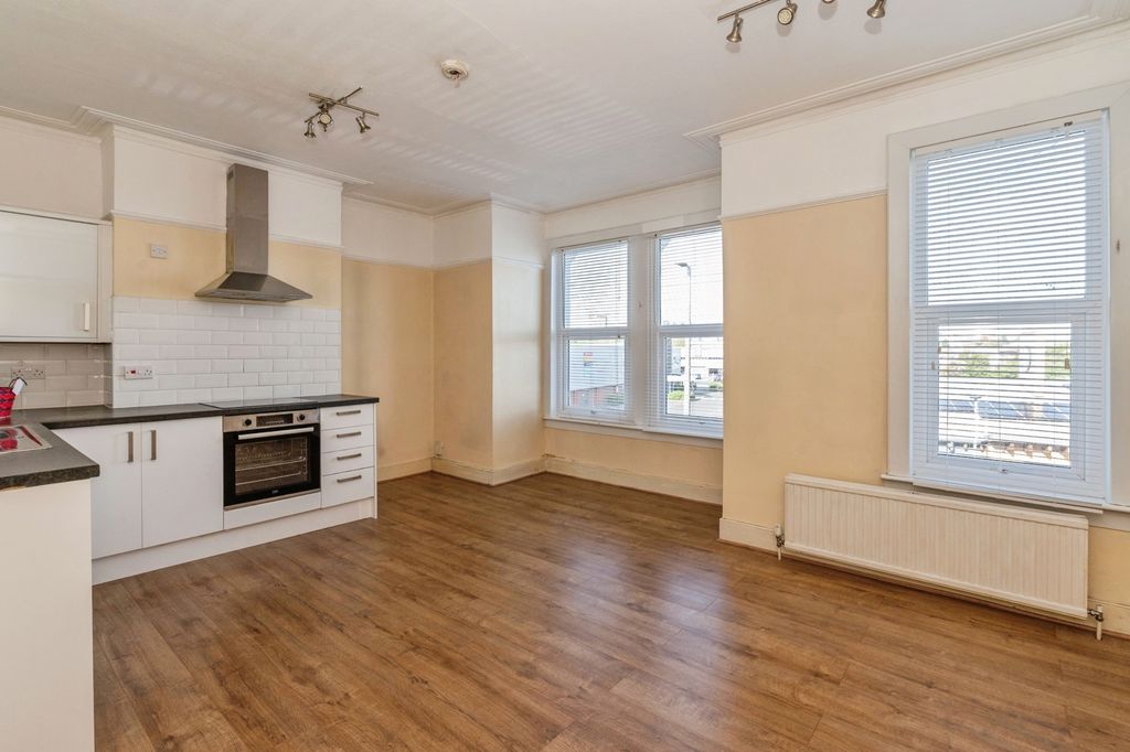 Property photo 3 of 17 Kitchen/Lounge