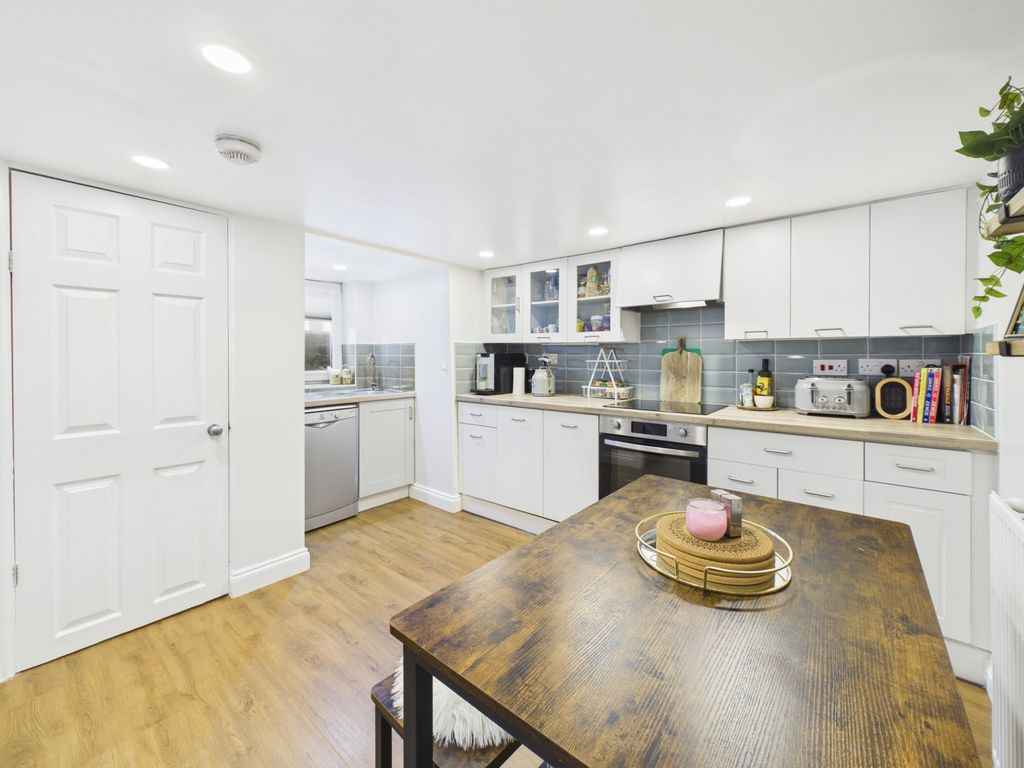 Property photo 3 of 20 Cam04233G0-Pr0058-Still009