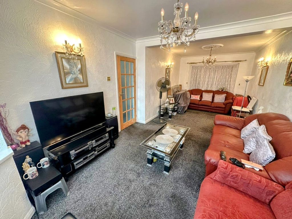 Property photo 3 of 13 Lounge