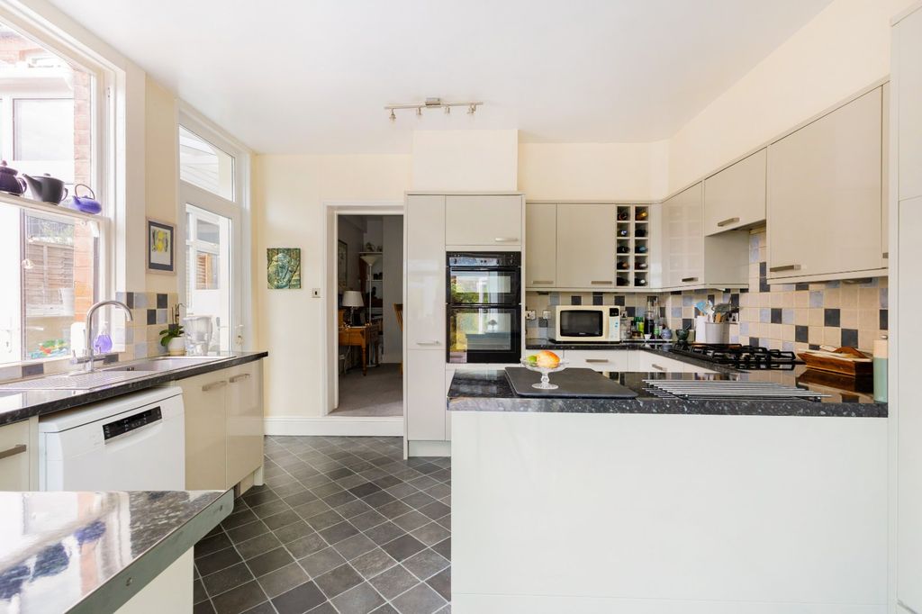 Property photo 3 of 15 Kitchen/Breakfast