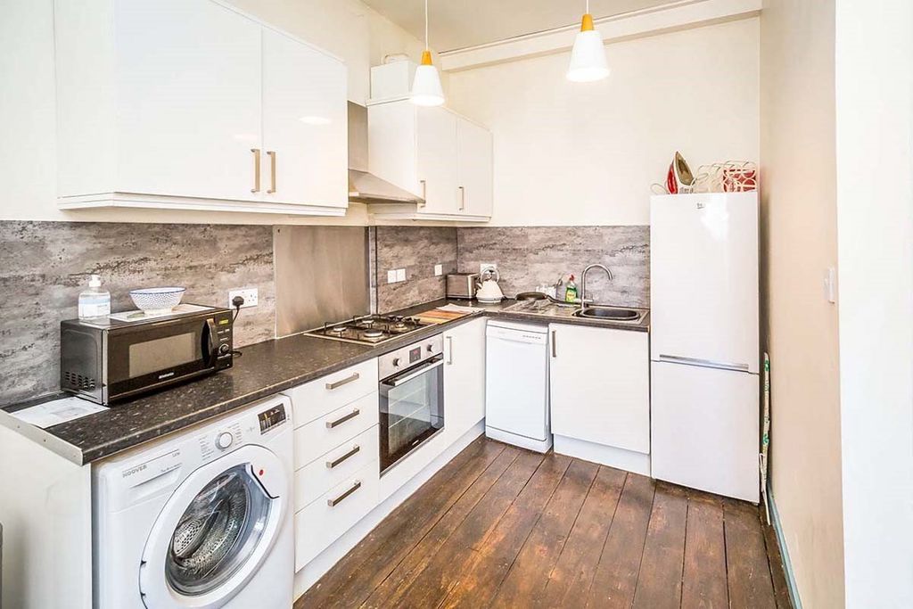 Property photo 3 of 9 Kitchen