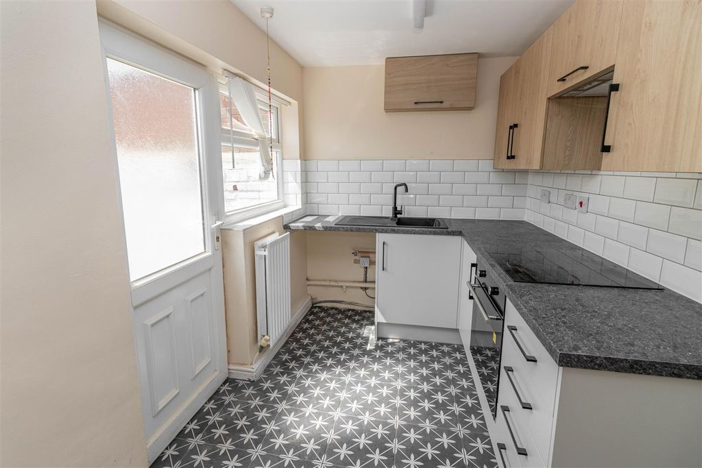 Property photo 3 of 9 Kitchen