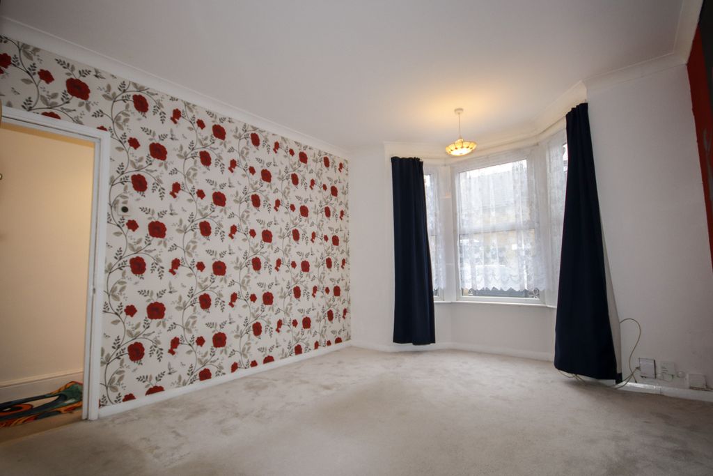 Property photo 3 of 17 Living Room