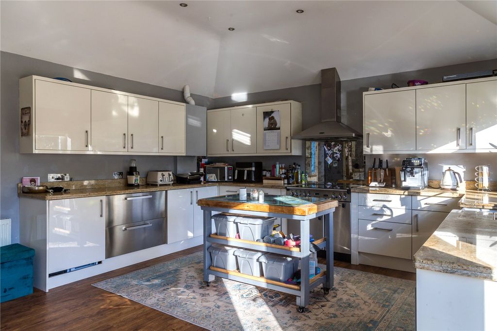 Property photo 3 of 32 House. Partnership