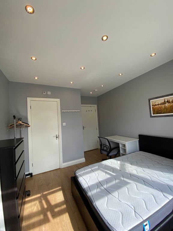 Property photo 3 of 8 Room E, 130 Broadlands Rd - 2