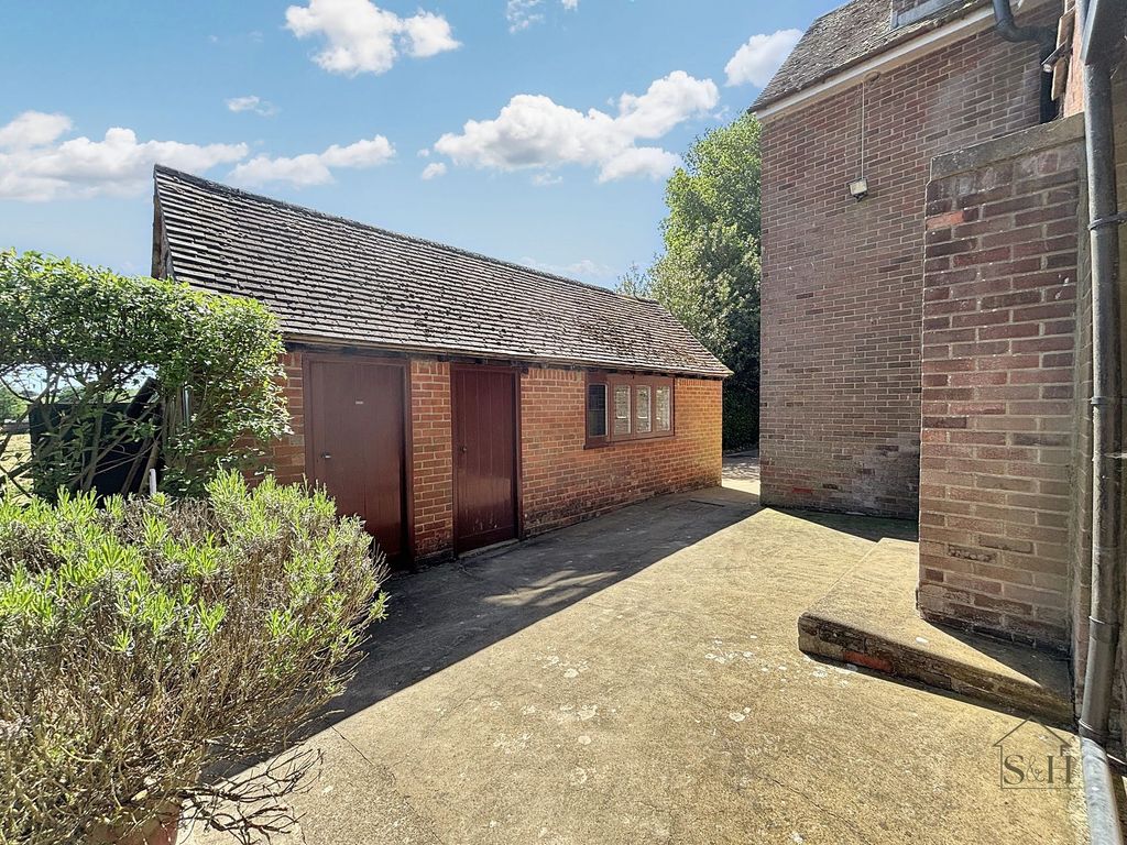 Property photo 2 of 28