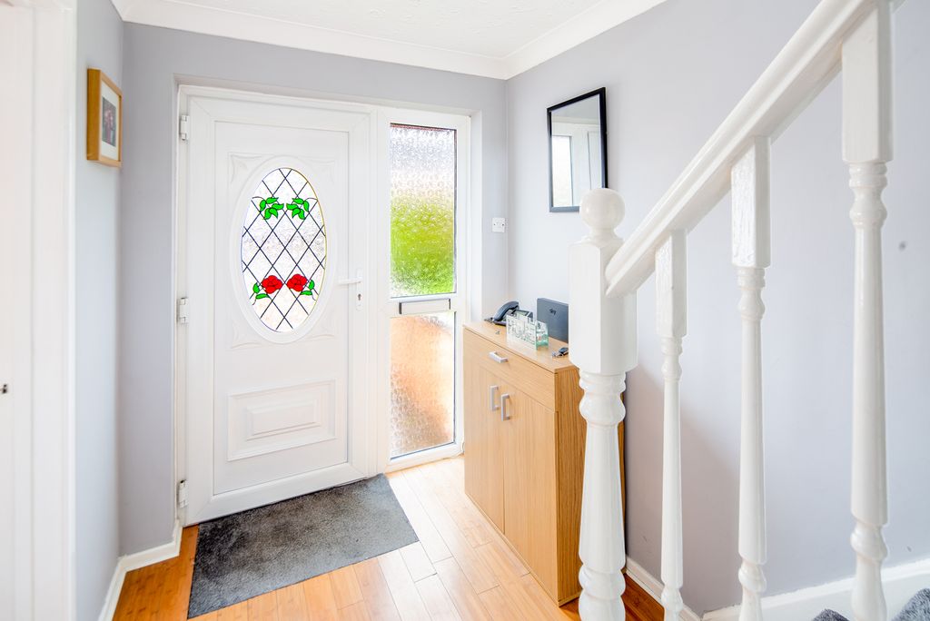 Property photo 2 of 20 Entrance Hall