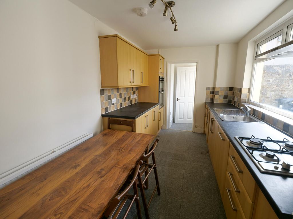 Property photo 2 of 10 Kitchen