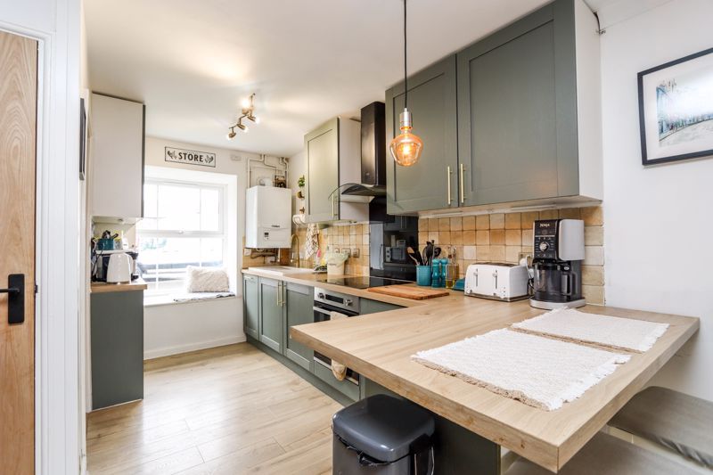 Property photo 3 of 11 Kitchen