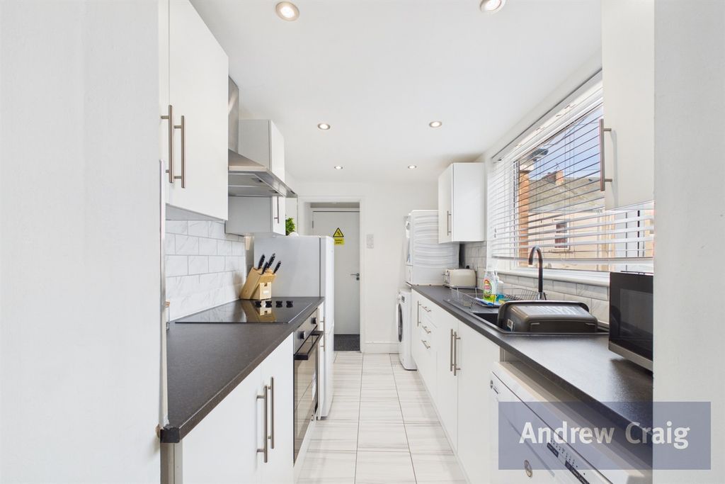 Property photo 3 of 18 Kitchen