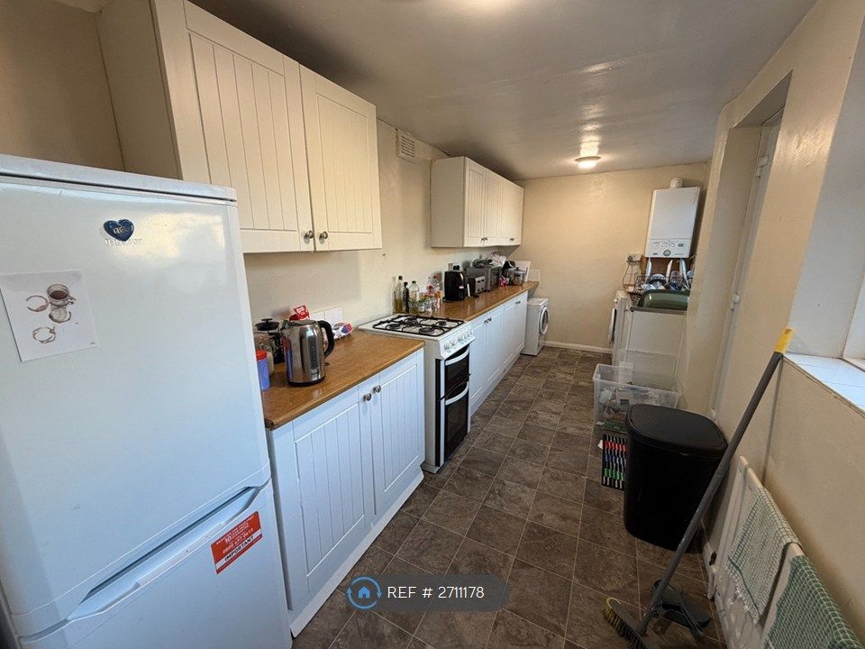 Property photo 2 of 6 Kitchen