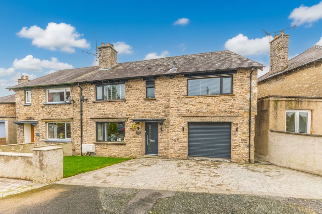 Property photo 1 of 33