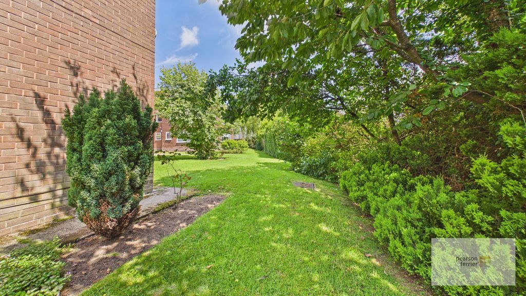 Property photo 2 of 22 Communal Gardens