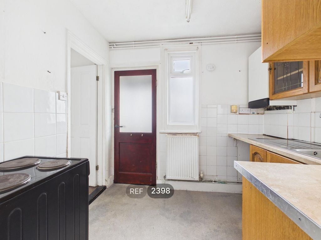 Property photo 3 of 17 Kitchen